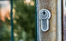 Dış mekân kilitlerinin donması nasıl önlenir? Donmuş bir dış mekân kilidi nasıl açılır?