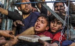 Gazzeliler bir yudum su içebilmek için uzun saatler kuyrukta bekliyor