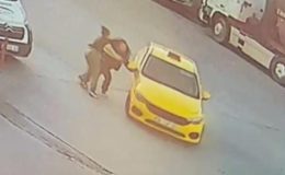 ‘Üzerimize sürdü’ demişti! Taksici-yolcu kavgasında gerçeği görüntüler ortaya çıkardı