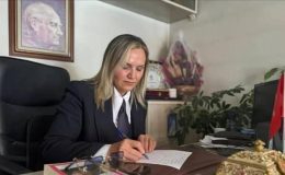 Van’ın ilk kadın muhtarı, dört dönemdir mührü kimseye kaptırmıyor