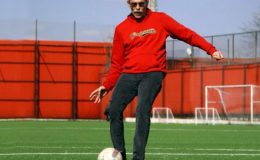 Oyuncu başkandan vatandaşa ilk gol! Reklam bitti film başladı