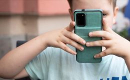 Yazın teknoloji bağımlılığı artabiliyor! Anne ve babalar sorumluluklarını kabul etmeli