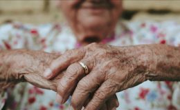 Demansı önlemek için 6 madde! Günde 7 bin 500 adım atılması tavsiye ediliyor