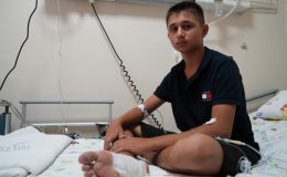 Köpek saldırısından kaçarken ayağına demir saplandı!