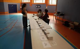 Paris’te erken seçimin ilk turu, sandıktan aşırı sağın çıkması endişesiyle geçiyor