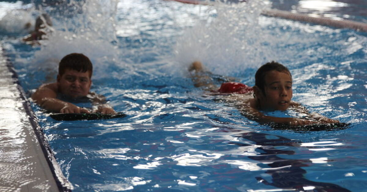 Antakya’da depremzede çocuklar için yüzme kursu açıldı