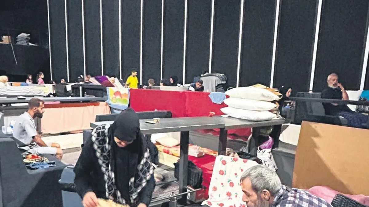 Çaresiz insanlar bara sığındı