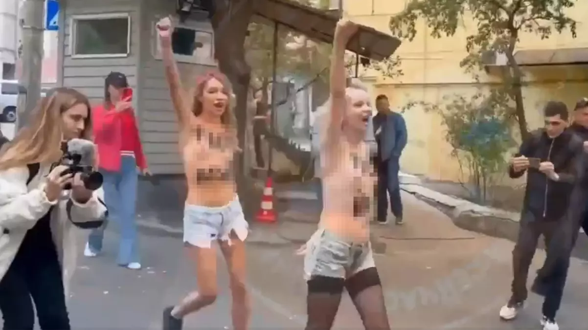 Çırılçıplak büyükelçiliğin önüne gelip İran’ı protesto ettiler